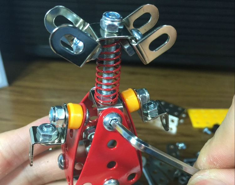 拼装机器的游戏_拼装机器人玩具图片_拼装机器人游戏