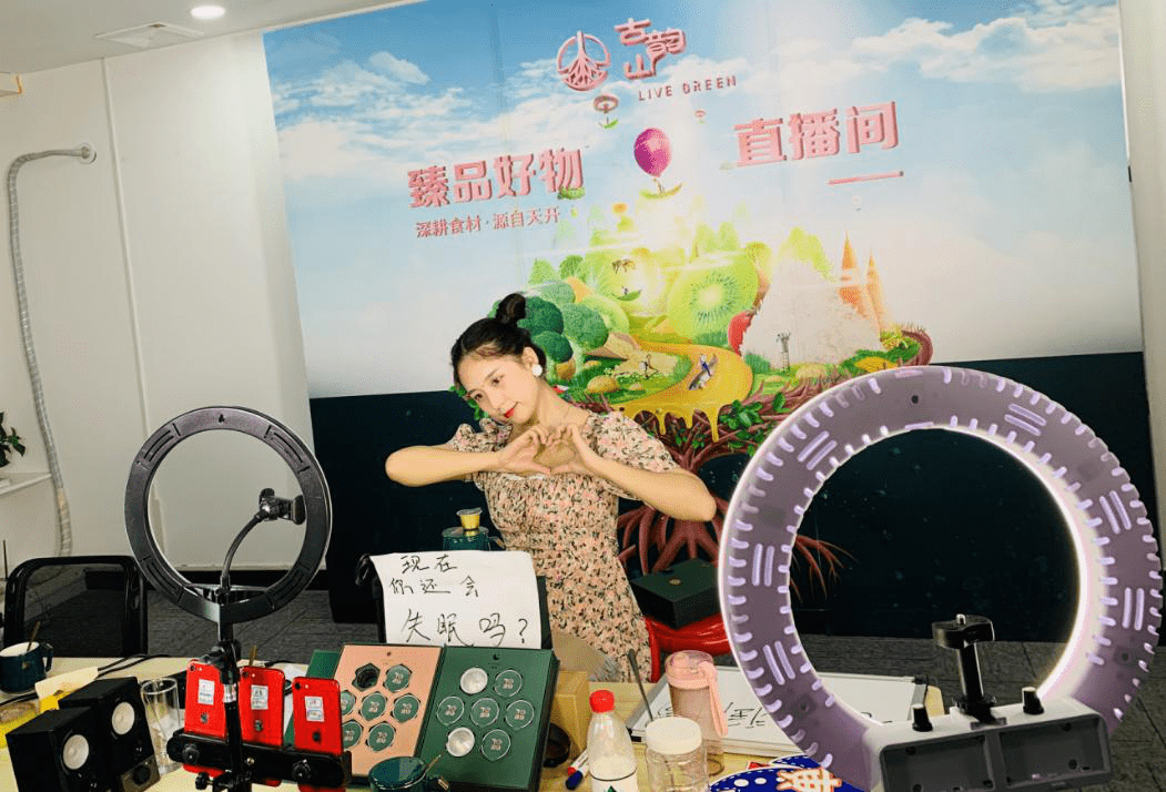 开启夏佐直播间，享受独特娱乐之旅！