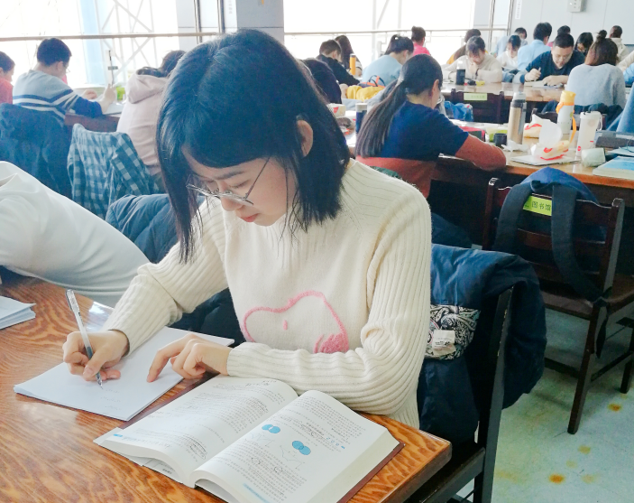 低头打手机游戏会怎么样_低头打手机游戏好吗_低头打游戏手机