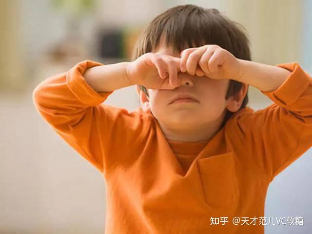 小孩玩手机失明视频_失明怎么玩手机_儿童玩手机游戏失明了