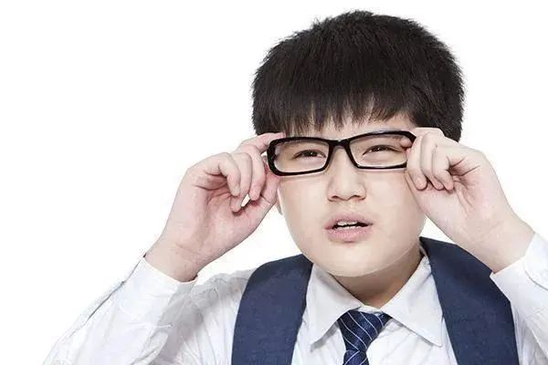 儿童玩手机游戏失明了_小孩玩手机失明视频_失明怎么玩手机