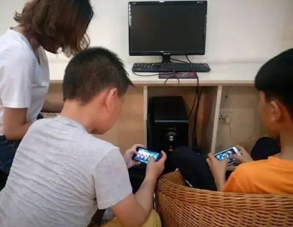 初中小孩玩手机游戏_初中小孩玩手机游戏好吗_初中小孩玩手机游戏怎么教育