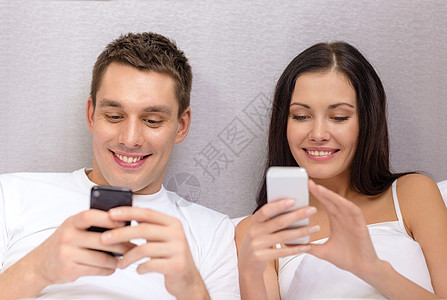 夫妻俩玩游戏_夫妻玩手机的话语_夫妻刚见面手机不想玩游戏