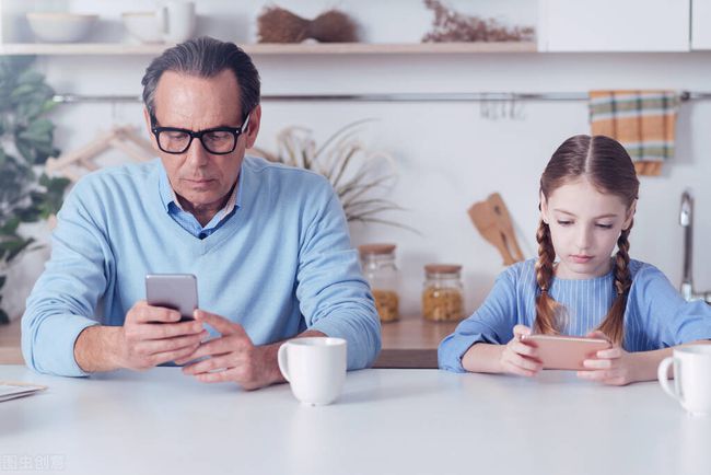 发现女孩用手机玩游戏视频-如何合理控制孩子的手机游戏时间：家