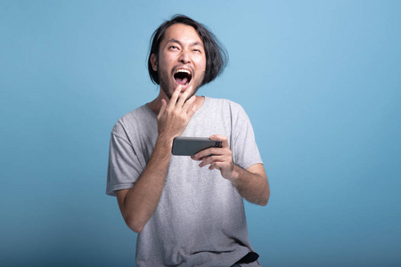 50岁中年人玩的手机游戏_中年人玩游戏的好处_玩游戏的中年人