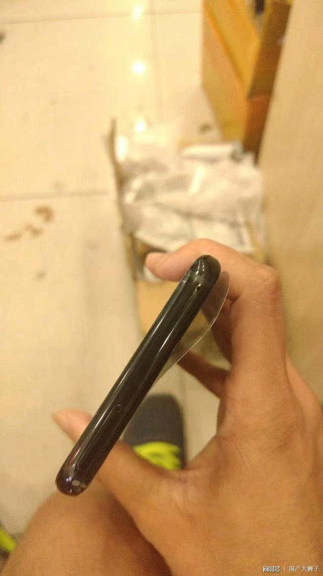 打游戏摔手机的大叔图片_大叔砸电脑表情包_大叔摔图片打手机游戏是真的吗